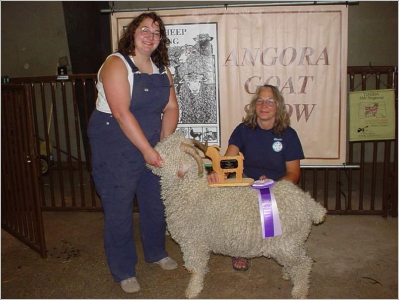 Jacee and Rhonda Wregglesworth with Cahill, Champion White Buck  Rimini Stilly River Ranch. Photo: Lynne Schlosser.